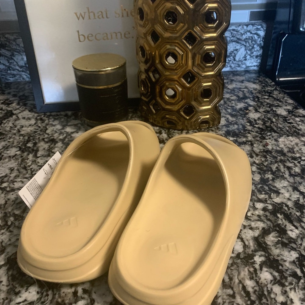 Yeezy slides - Picture 2 of 2